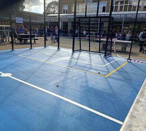 Sportvloercoating 74 Vloercoating en belijning in uw pannakooi, sportkooi of voetbalkooi bieden niet alleen een strakke afwerking, maar zorgen ook voor extra speelplezier door een betere grip en duidelijk zichtbare markeringen.