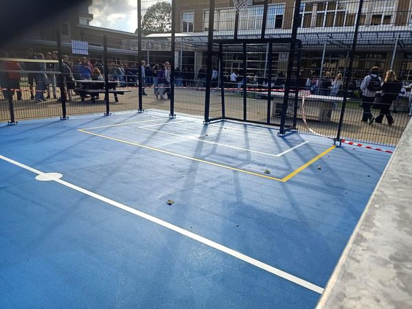 Sportvloercoating 37 Vloercoating en belijning in uw pannakooi, sportkooi of voetbalkooi bieden niet alleen een strakke afwerking, maar zorgen ook voor extra speelplezier door een betere grip en duidelijk zichtbare markeringen.