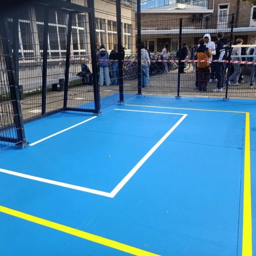 Sportvloercoating 75 Het aanbrengen van belijning in uw sportkooi maakt het veld geschikt voor meerdere sporten, zoals volleybal, voetbal en panna voetbal, waardoor de veelzijdigheid van het speelveld wordt vergroot.