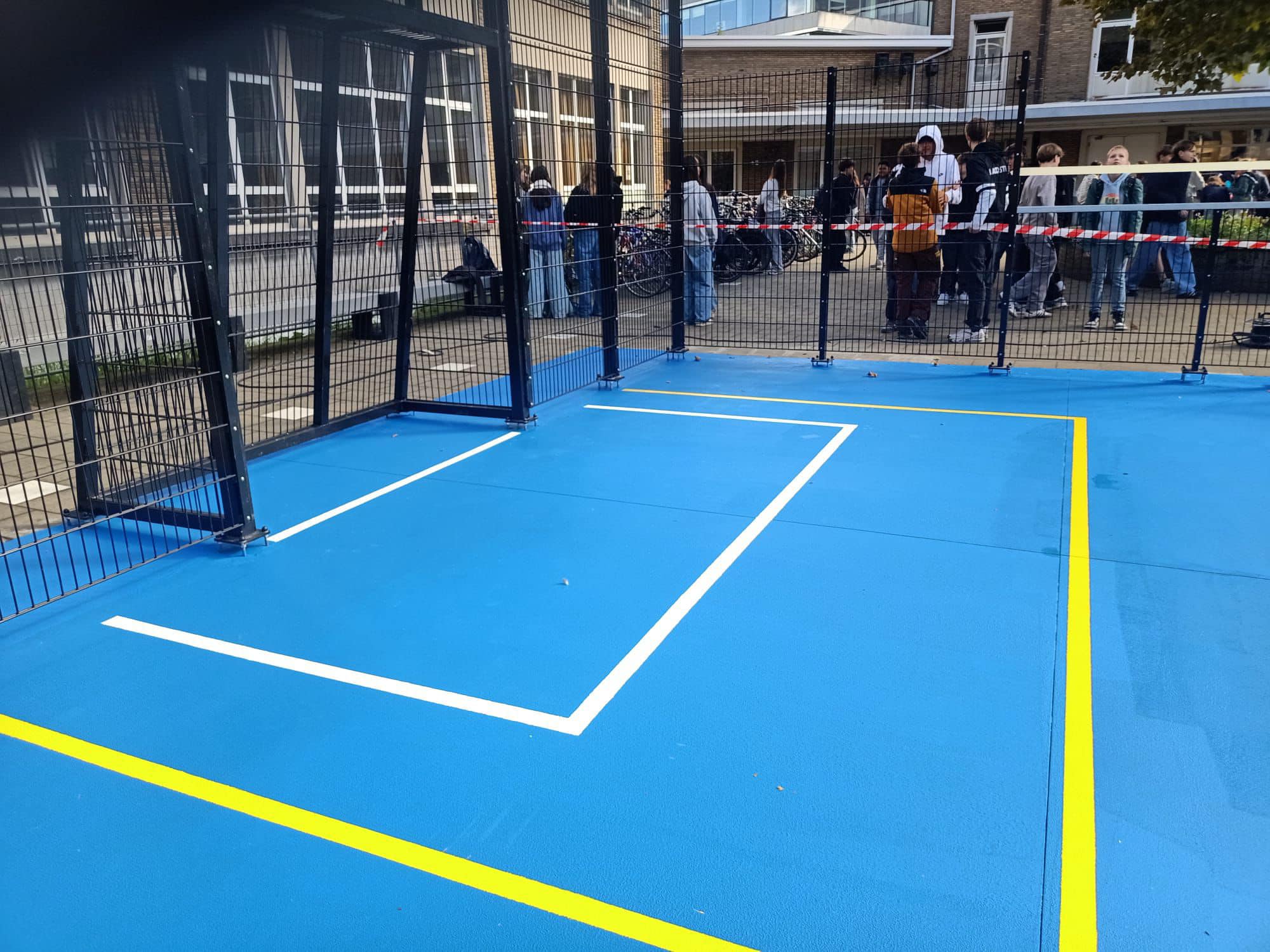Sportvloercoating 38 Het aanbrengen van belijning in uw sportkooi maakt het veld geschikt voor meerdere sporten, zoals volleybal, voetbal en panna voetbal, waardoor de veelzijdigheid van het speelveld wordt vergroot.