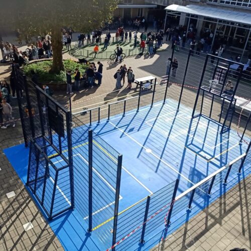 Sportvloercoating 73 Pannakooi met basketbal en voetbal. Onze koudplastische belijning is beschikbaar in een breed scala aan kleuren, zodat u uw speelveld een unieke uitstraling kunt geven die past bij uw schoolplein of sportterrein.