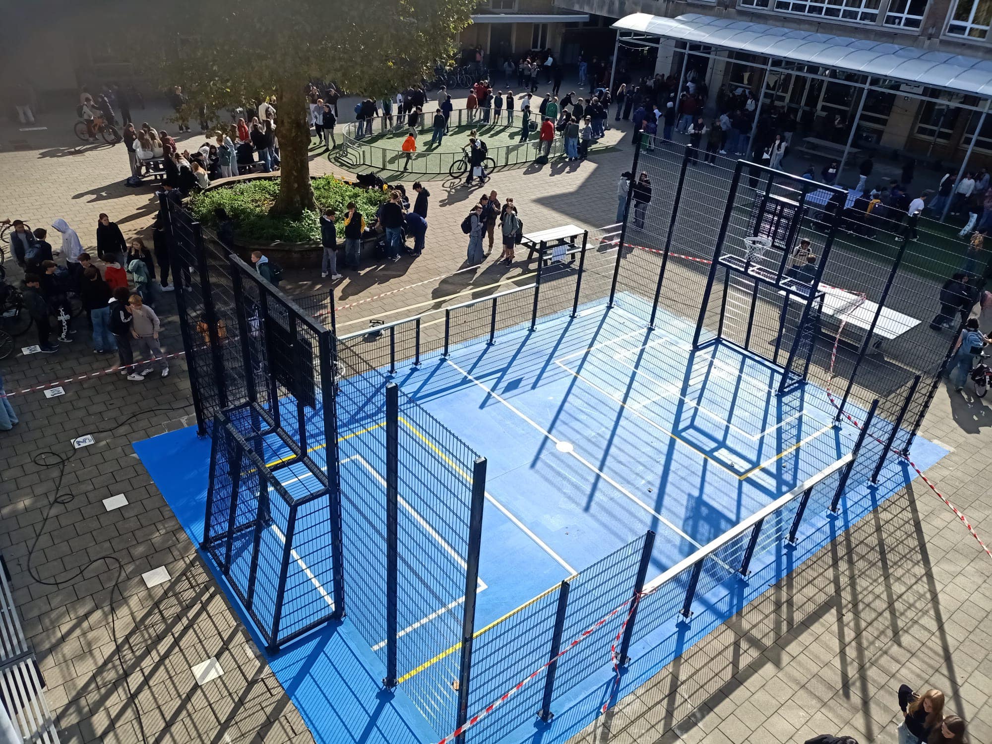Sportvloercoating 36 Pannakooi met basketbal en voetbal. Onze koudplastische belijning is beschikbaar in een breed scala aan kleuren, zodat u uw speelveld een unieke uitstraling kunt geven die past bij uw schoolplein of sportterrein.