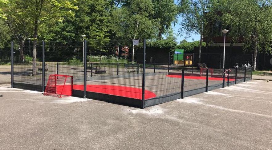 Sportvloercoating 15 Een fraai pannaveld met zware hockeyslagplanken. Voor de vloer zijn alleen de doelgebieden uitgevoerd in onze Granuplast rolcoating. Een prachtige combinatie met het grijze asfalt.