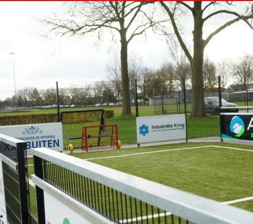 Reclame-ophangsysteem Pro 85 Reclamerails ook ideaal om sponsoruitingen op pannavelden en sportkooien te bevestigen.