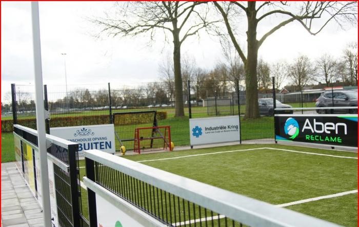 Reclame-ophangsysteem Pro 33 Reclamerails ook ideaal om sponsoruitingen op pannavelden en sportkooien te bevestigen.