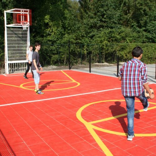 Sportvloercoating 56 Ook een gewone tegelvloer kan prima van coating en sportbelijning voorzien worden. Afgebeeld de door ons geplaatste mini multi sportkooi 7.5 x 15 meter in Monncickendam