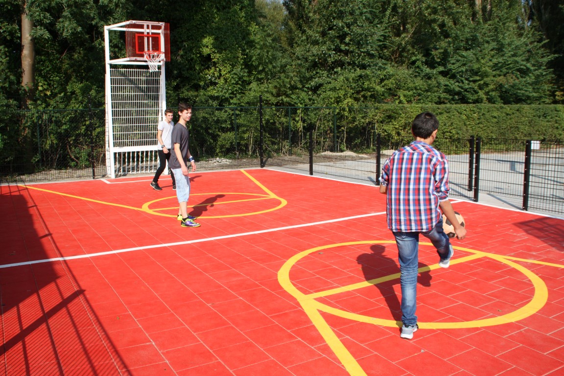 Sportvloercoating 19 Ook een gewone tegelvloer kan prima van coating en sportbelijning voorzien worden. Afgebeeld de door ons geplaatste mini multi sportkooi 7.5 x 15 meter in Monncickendam