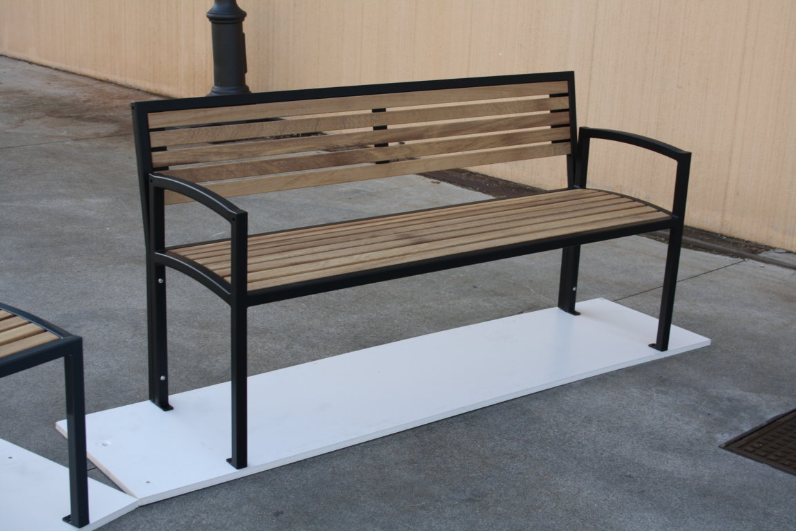 Parkbank Carmen 2 Parkbank Carmen, kan uitgevoerd worden met FSC harhout of Grenen, het frame kan in bijna iedere ral kleur gecoat worden.