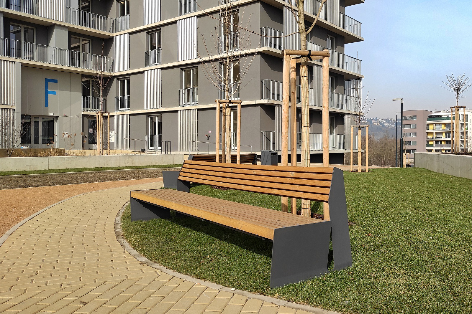 Parkbank model Vega 1 Design parkbank Vega met rugleuning in de 3 meter uitvoering. Een aanwinst voor de buitenruimte. Lasergesneden staal met duurzame FSC hard houtenzitting en leuning.