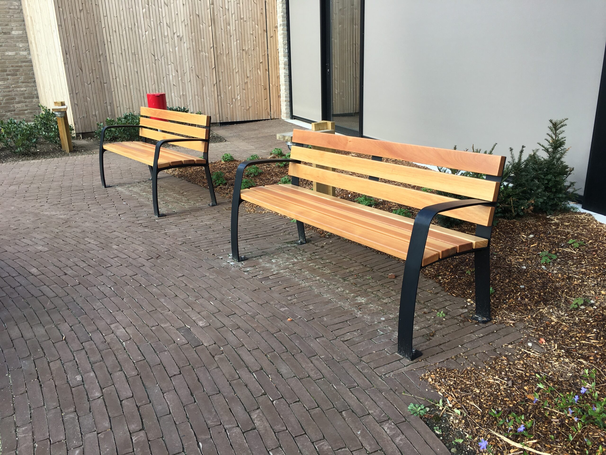 Parkbank Sofia 6 Twee parkbanken Sofia naast elkaar geplaatst.