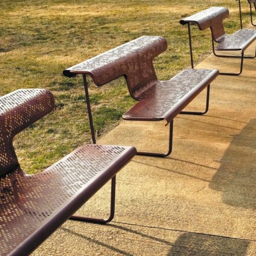 Parkbank De dichter 17 Parkbanken de Dichter. Afgebeeld in een bronskleurige afwerking met een bloemenpatroon.