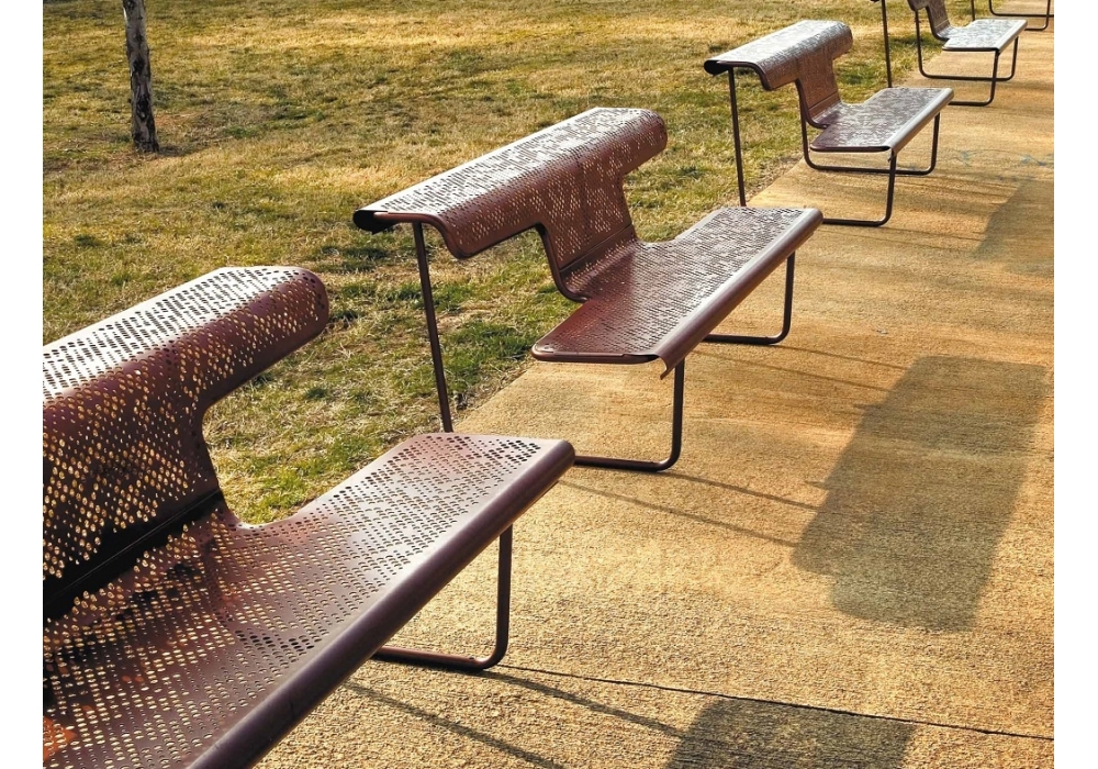 Parkbank De dichter 4 Parkbanken de Dichter. Afgebeeld in een bronskleurige afwerking met een bloemenpatroon.