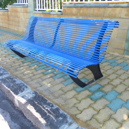 Fris, moderne vormgegeven parkbank c.q. straatmeubilair. Hier afgebeeld parkbank Reijka in een blauwe ral kleur.