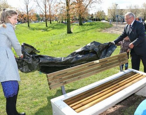 Parkbank Linea. De onthulling in Ede als gedenk parkbank.