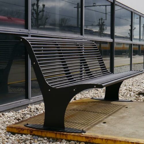 Parkbank Athene 36 Parkbank Athene, gecoat in een fraaie diep-zwarte kleur.