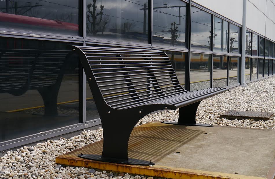 Parkbank Athene 7 Parkbank Athene, gecoat in een fraaie diep-zwarte kleur.