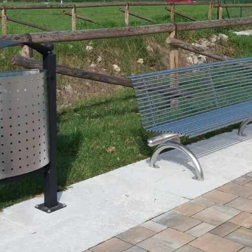 Buiten afvalbak model Genova 11 Onze buiten afvalbak Genova in rvs samen met onze parkbank model Rest ook in rvs uitgevoerd.