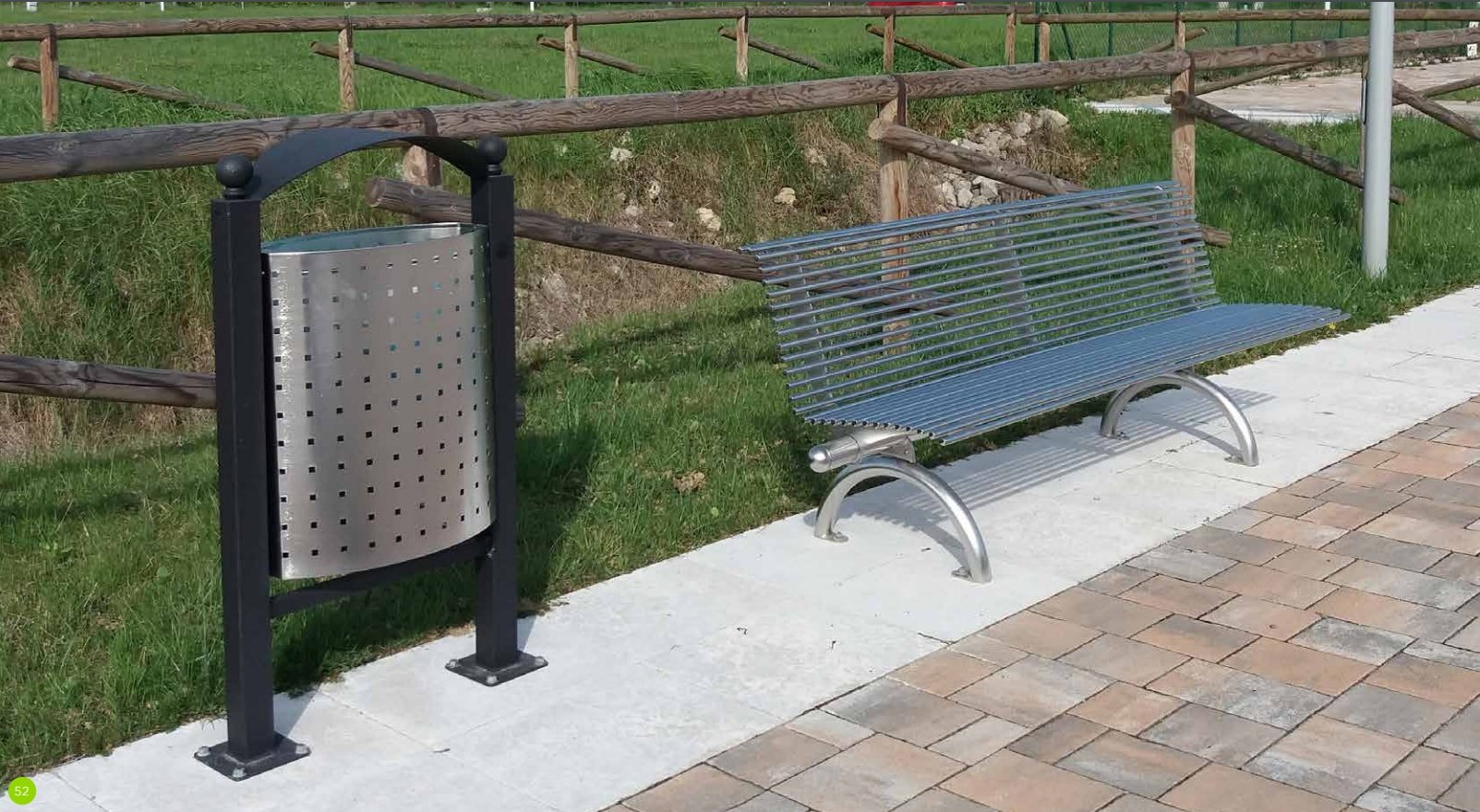 Buiten afvalbak model Genova 3 Onze buiten afvalbak Genova in rvs samen met onze parkbank model Rest ook in rvs uitgevoerd.