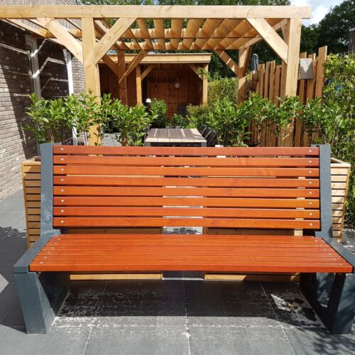 Parkbank Vera 11 Parkbank Vera met rugleuning uitgevoerd in antraciet. Mooie foto van Klus & Tuinbedrijf Beekman in Roden.