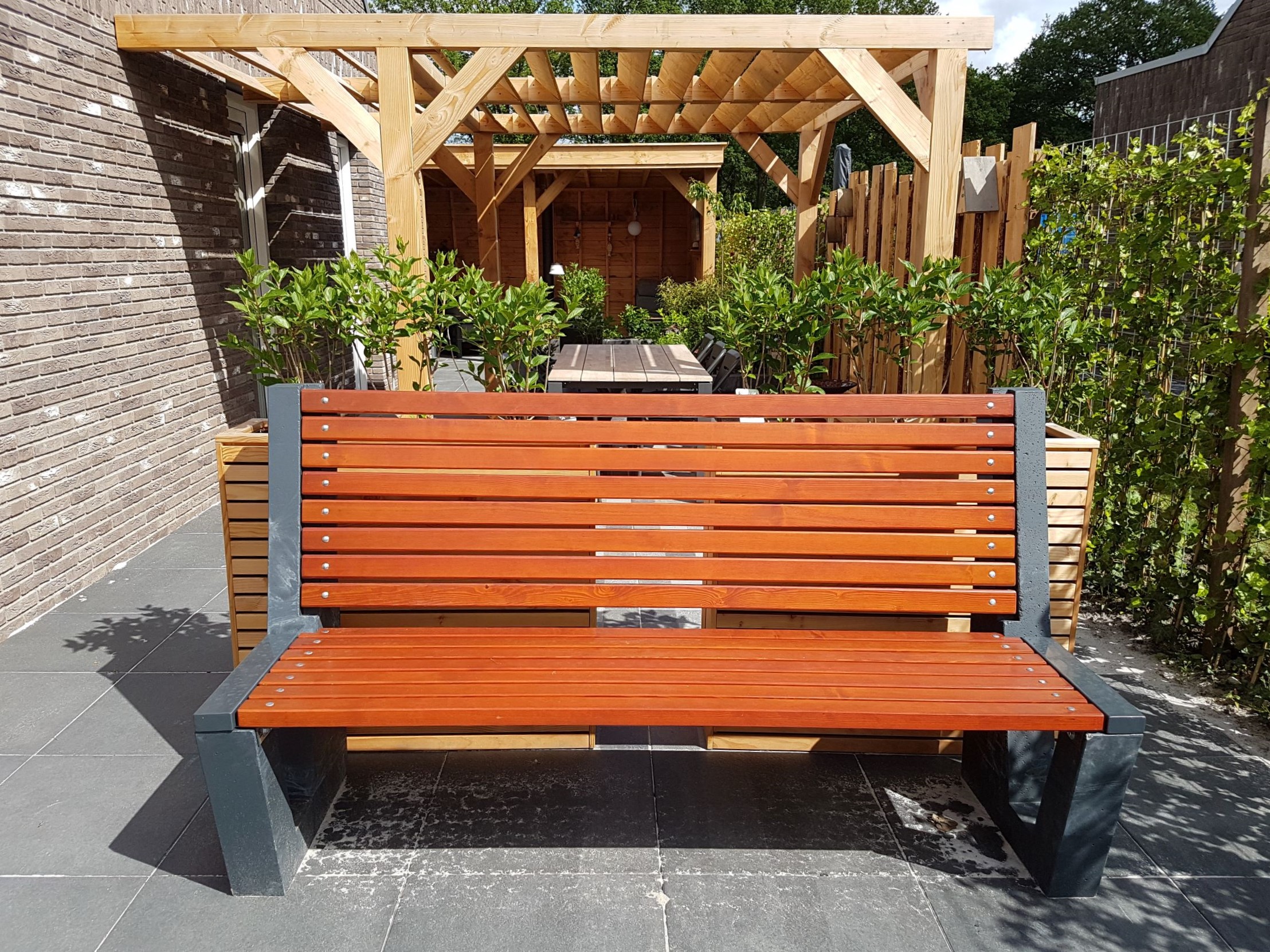 Parkbank Vera 3 Parkbank Vera met rugleuning uitgevoerd in antraciet. Mooie foto van Klus & Tuinbedrijf Beekman in Roden.