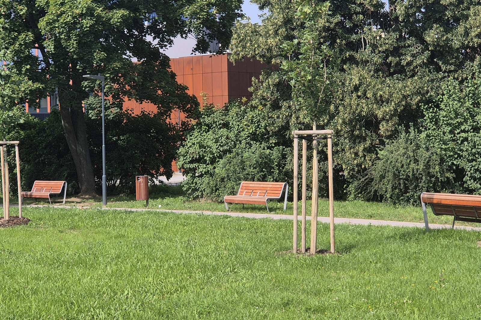 Design parkbank Borola 16 Luxe parkbanken met modern design en optimaal zitcomfort – een aanwinst voor elke buitenruimte.