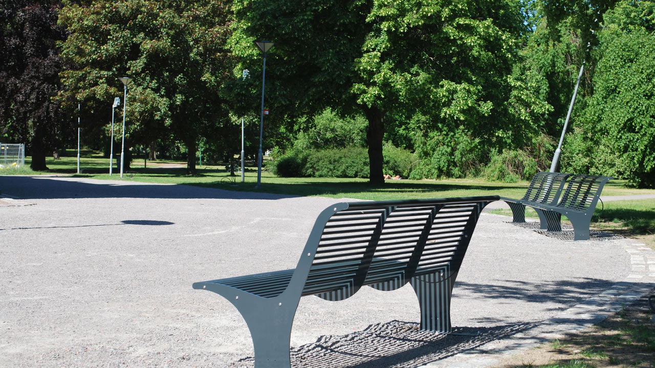 Parkbank Athene 22 Kies met onze parkbank Athene voor duurzaam en elegant buitenmeubilair met onze design parkbanken, hoogwaardige, verzinkte en gepoedercoate staalconstructies in diverse ral kleruen