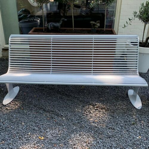 Parkbank Athene 43 Fraai design, parkbanken model Athene, deze staat bij een particuliere klant. Deze fraaie parkbanken zijn een aanwinst voor de buitenruimte en in diverse ral kleuren leverbaar.