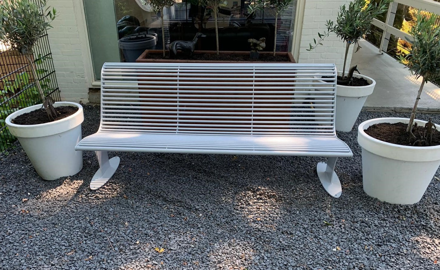 Parkbank Athene 14 Fraai design, parkbanken model Athene, deze staat bij een particuliere klant. Deze fraaie parkbanken zijn een aanwinst voor de buitenruimte en in diverse ral kleuren leverbaar.