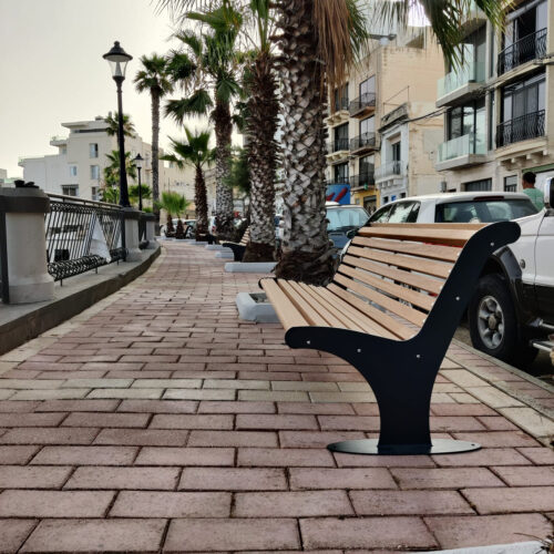 Parkbank Athene 49 Parkbank Athene met rugleuning en een fraai geoliede FSC houten zitting en leuning. Het frame diepzwart ral 9005.