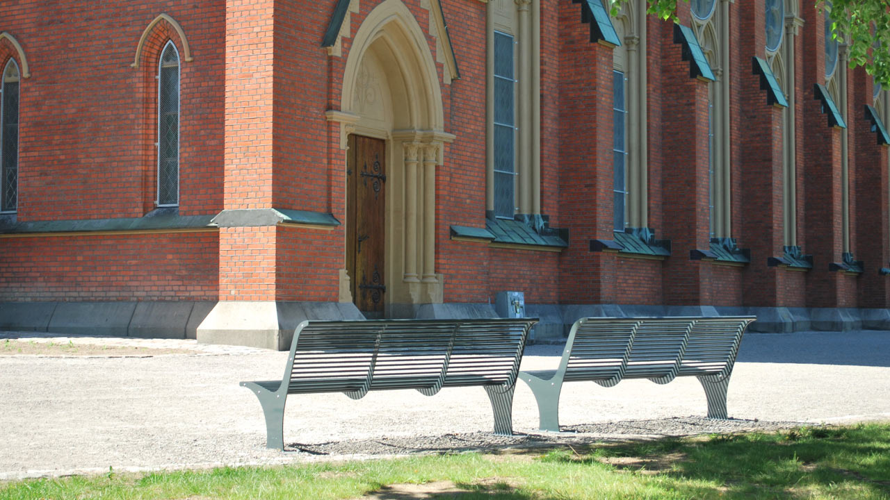 Parkbank Athene 23 Parkbank Athene: Met een stijlvol en functioneel ontwerp zijn deze parkbanken ideaal voor openbare en semi-openbare ruimtes, en bieden ze een uitnodigende zitplek waar mensen comfortabel kunnen ontspannen en genieten