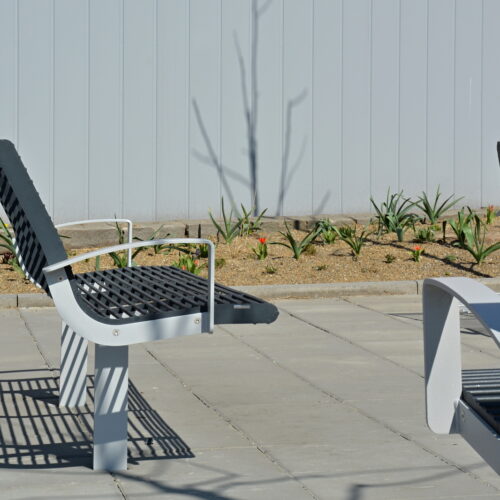 Parkbank Babia 17 Deze fraaie parkbank is ook als parkstoel leverbaar, combineren en fraaie zitgroepen creëren behoort dus ook tot de mogelijkheden.