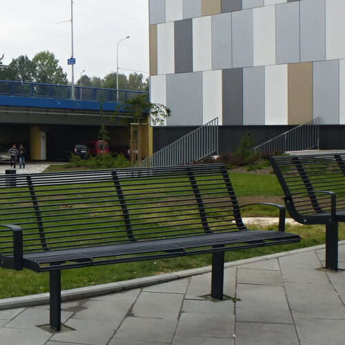 Parkbank Babia 23 Leverbaar in diverse uitvoeringen en RAL-kleuren, biedt de Babia-bank maatwerk voor iedere buitenruimte.