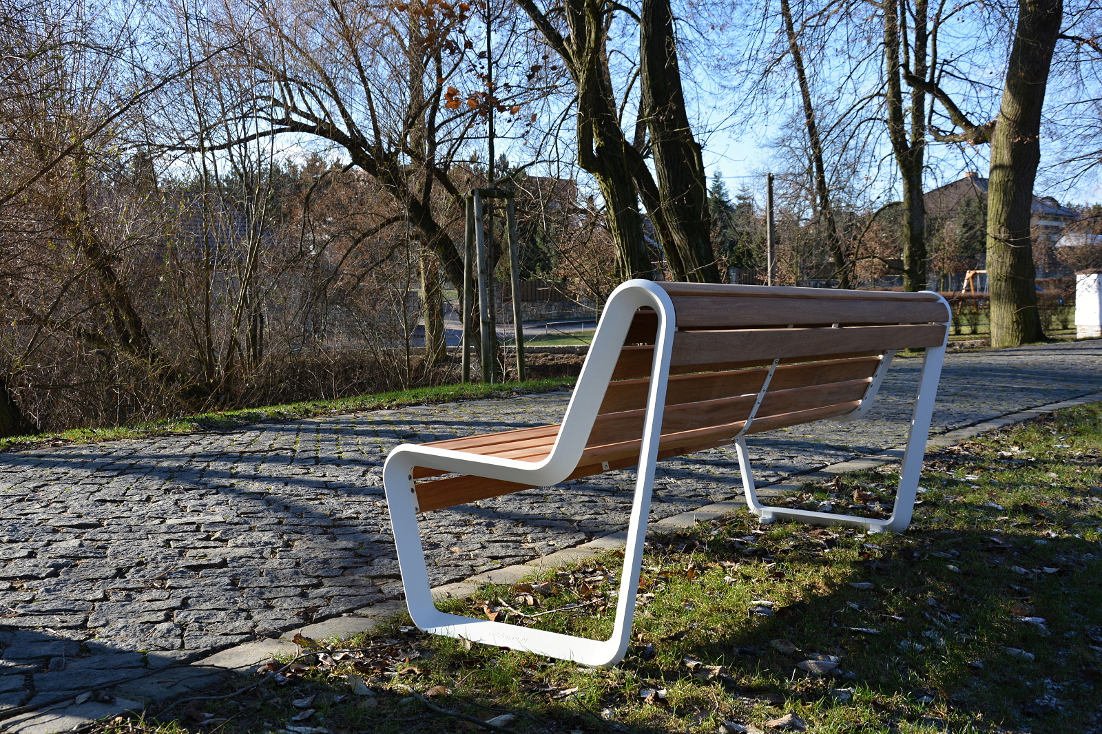 Design parkbank Borola 4 Nog een afbeelding van deze fraaie parkbanken, ook deze met een wit gecoat frame.