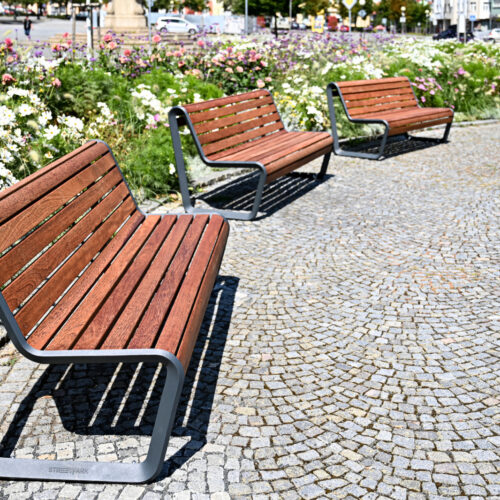 Design parkbank Borola 26 Met onze Borola parkbank kiest u voor een duurzame en stijlvolle zitoplossing voor buiten. Daarnaast hebben deze parkbanken een uitstekend zitcomfort.