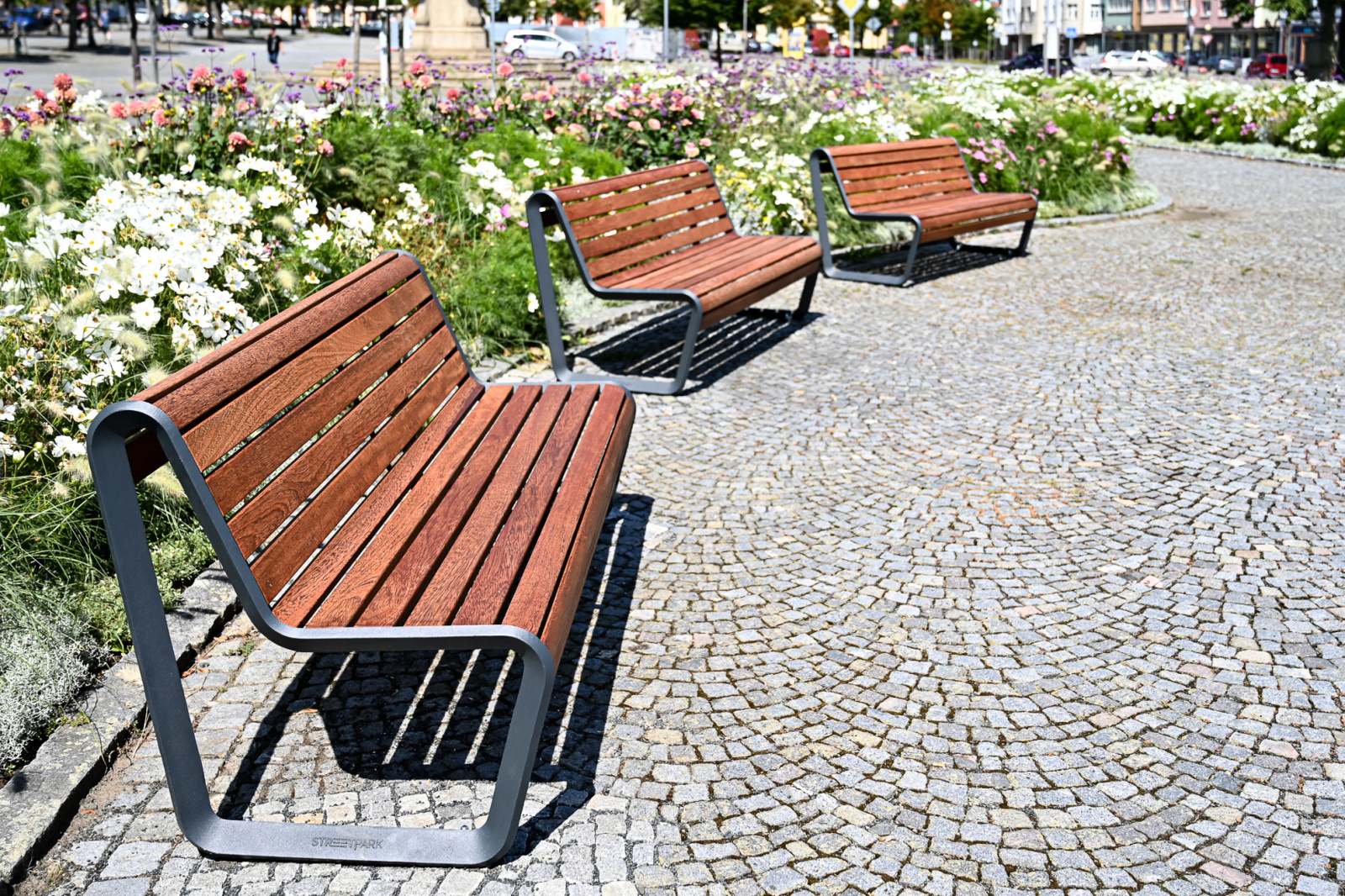 Design parkbank Borola 10 Met onze Borola parkbank kiest u voor een duurzame en stijlvolle zitoplossing voor buiten. Daarnaast hebben deze parkbanken een uitstekend zitcomfort.