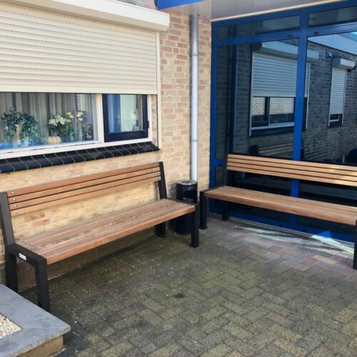 De uitvoeirng met rugleuning en zonder de zijleuningen. Parkbank Brussel. elegant en duurzaam