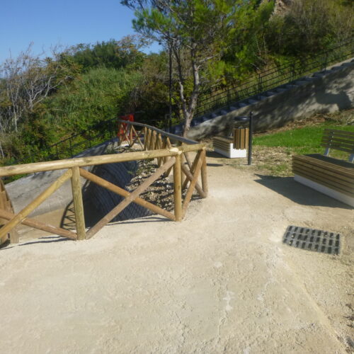 Parkbank model Litho 10 Parkbanken afgewerkt met duurzaam hardhout