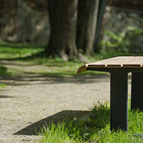 Deze fraaie parkbanken zijn ook zonder rugleuning leverbaar. lengte 1800mm. Zithoogte ca 45cm.