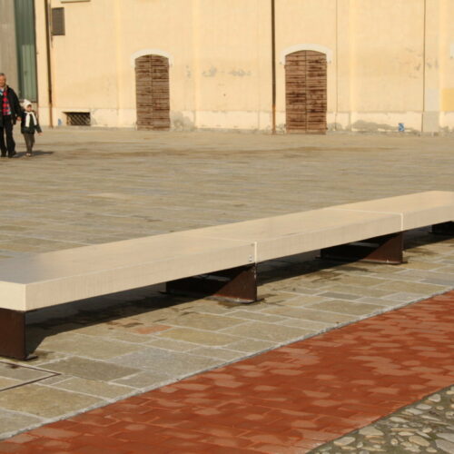 Parkbank model Prato 12 Parkbank model Prato, naast de afgebeelde witte zit ook in grijs beton leverbaar. We informeren u graag over de mogelijkheden.