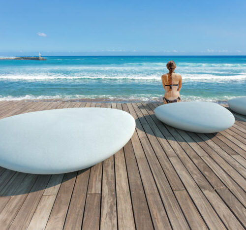 Onze design zitbank  voor de buitenruimte model Precious. Ontwerp gebaseerd op aangespoelde stenen op het strand.