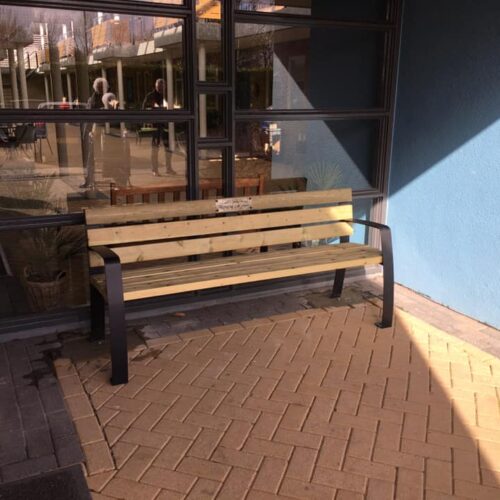 Parkbank Sofia 20 Parkbank Sofia in Rijswijk NB voorzien van een transparante gedenkplaat.