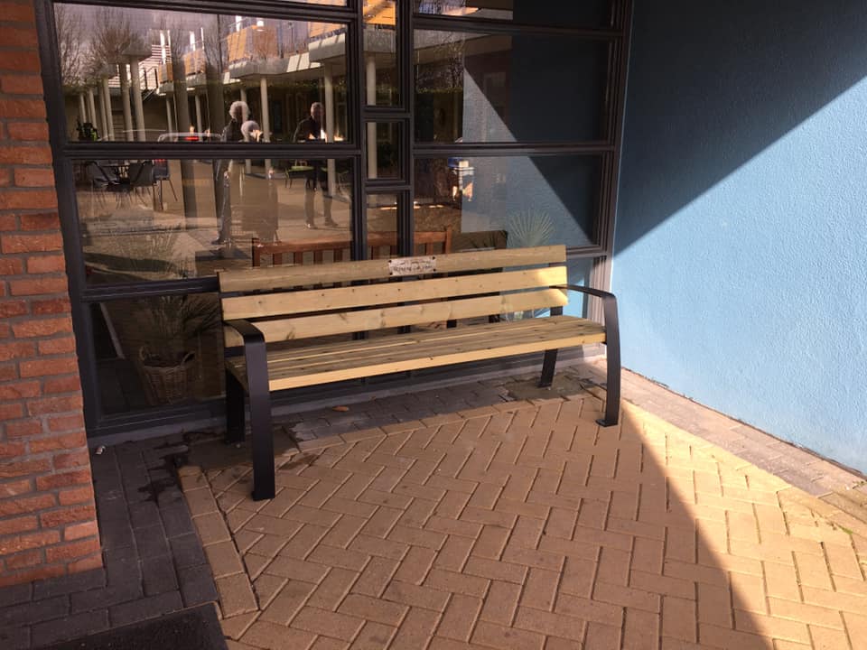 Parkbank Sofia 9 Parkbank Sofia in Rijswijk NB voorzien van een transparante gedenkplaat.