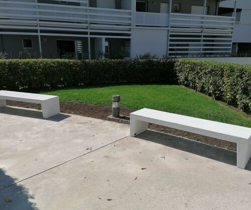 Fraai minimalisme. Parkbank Versilia, hier afgebeeld de volledig betonnen uitvoering, maat ook met een houten zitting leverbaar. De ultieme duurzaamheid.