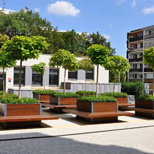 Plantenbak zitcombinatie model Cimi, een aanwinst voor ieder plein. Afmetingen maat liefst 2/4 x 2.4m