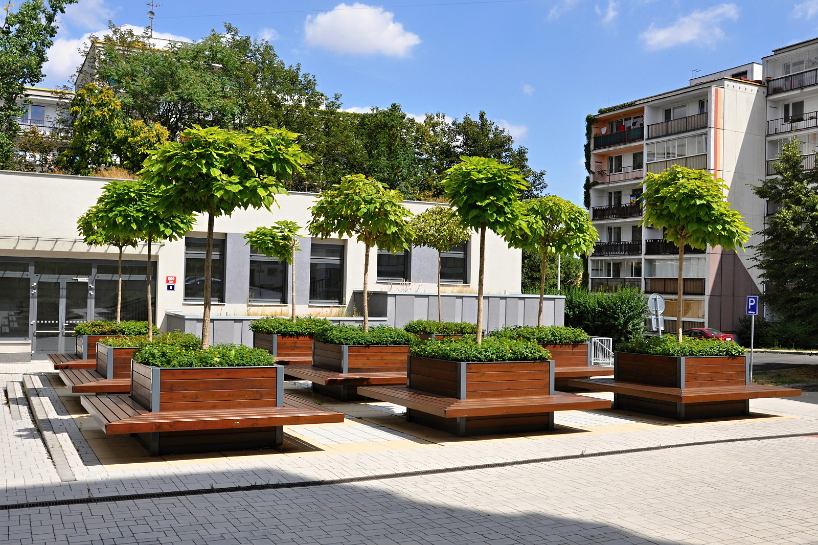 Plantenbak- zitbankcombinatie model Cimi 1 Plantenbak zitcombinatie model Cimi, een aanwinst voor ieder plein. Afmetingen maat liefst 2/4 x 2.4m