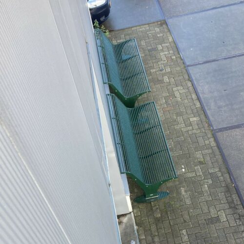 Parkbank Athene 56 Twee van deze design parkbanken in het groen van bovenaf gezien.