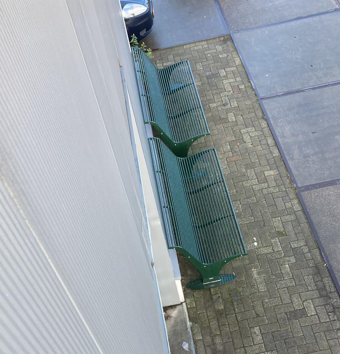 Parkbank Athene 27 Twee van deze design parkbanken in het groen van bovenaf gezien.