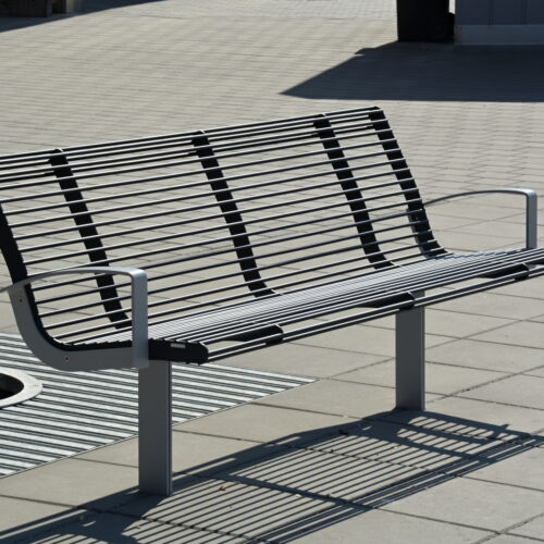 Parkbank Babia 21 De zitting en leuning, vervaardigd van hoogwaardige stalen buizen, voegen een moderne esthetiek toe aan het ontwerp.