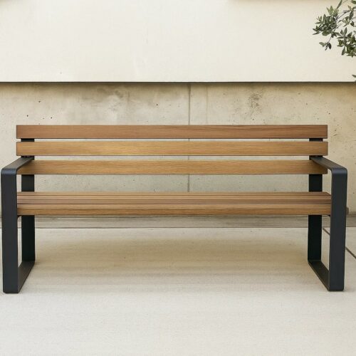 Geniet van luxe comfort met de Parkbank Kambala, gemaakt van FSC-gecertificeerd Kambala hout.
