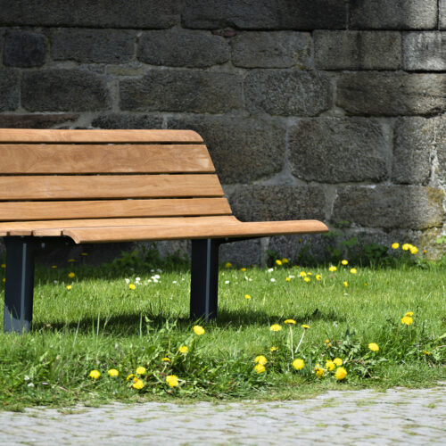 Parkbank model Nisha met rugleuning en zwart gepoedercoat onderstel. Doordat de latten fraaie rondingen hebben een bijzonder fraaie bank om te zien.